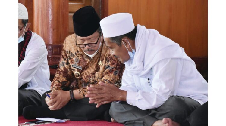 DIALOG—Bupati Agam Andri Warman berdialog dengan salah seorang pengurus IPHI saat menghadiri Safari Dakwah IPHI di Canduang.