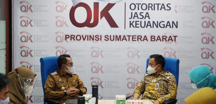 DISKUSI—Bupati Eka Putra berdiskusi dengan Kepala OJK di Padang.