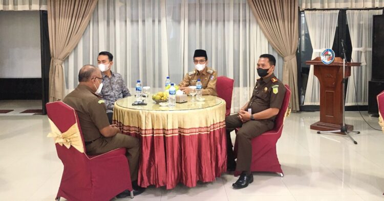 KUNJUNGAN KAJATI SUMBAR— Bupati Limapuluh Kota  Safaruddin Dt. Bandaro Rajo saat meneirma kunjungan Kejati Sumbar ke rumah dinas bupati.