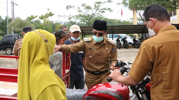 SERAHKAN ALSINTAN— Bupati Limapuluh Kota Safaruddin Datuak Bandaro Rajo, menyerahkan alsintan kepada kelompok tani.