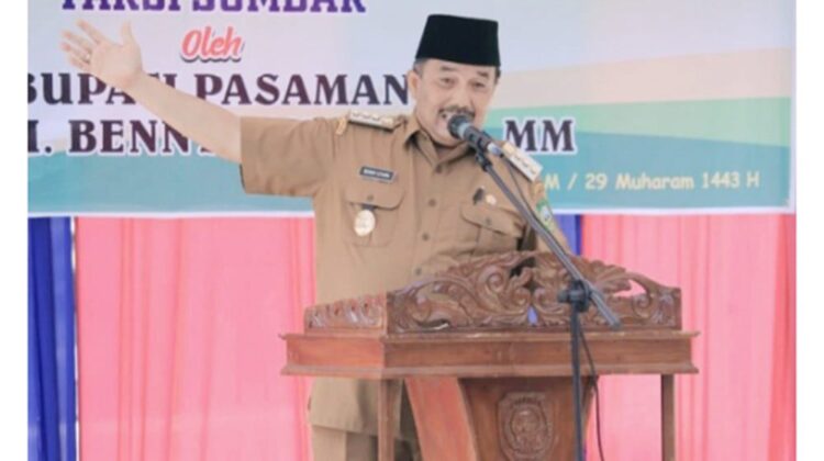 Bupati Pasaman H.Benny Utama saat memberikan arahan kepada para PNS di lingkungan kerjanya.