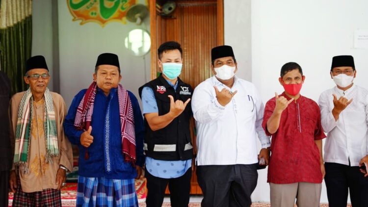 FOTO  BERSAMA— Bupati Padangpariaman Suhatri Bur dan rombongan usai shalat berjamah di Nagari Sikayan Pasia Laweh, Kecamatan Lubukalung  foto bersama.