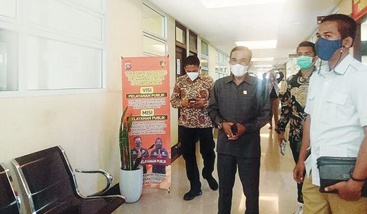 PENUHI PANGGILAN— Ketua DPRD Kabupaten Solok, Dodi Hendra didampingi pengacara dan Sekretaris Gerindra Sumbar Eviyandri mendatangi Polda Sumbar memenuhi pemanggilan untuk mediasi. Sementara, Bupati Solok tak datang.