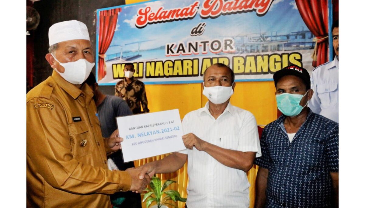 Bupati hamsuardi serahkan bantuan kepada para nelayan air bangis secara seremonial di kantor wali nagari air bangis kemarin