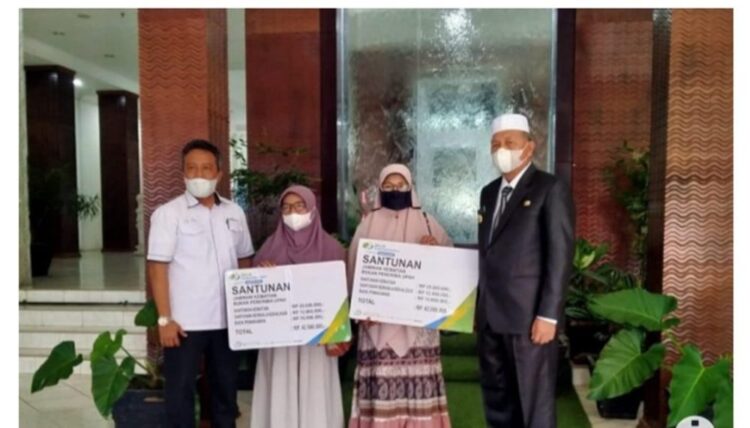 TUTUP--Gubernur Sumbar Mahyeldi Ansharullah saat penutupan Silek Arts Festival (SAF) Provinsi Sumatera Barat (Sumbar) tahun 2021, di Balerong Kabupaten Pasaman Barat, Selasa malam (31/8).