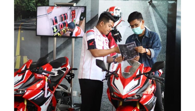 Promo Menara Agung, Beli Honda CBR250RR Diskon Rp1,1 Juta 1 MENJELASKAN-Wing Sales Peoples PT Menara Agung menjelaskan kepada konsumen tentang keunggulan dari CBR250RR.