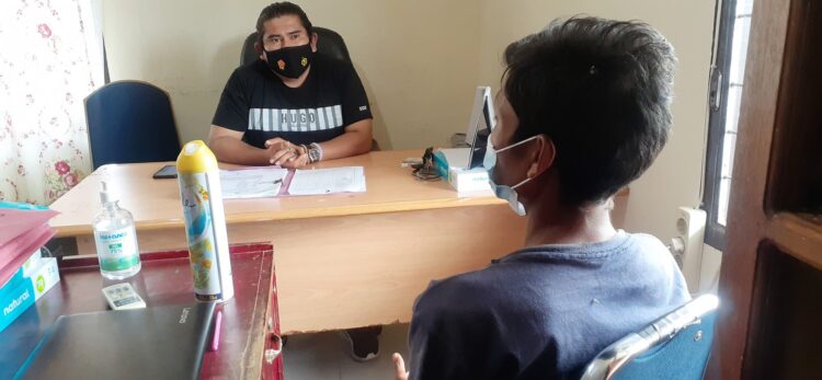 PELAKU CABUL— Kanit PPA Satreskrim Polres Pariaman, Ipda Riyo Ramadhani saat menginterogasi pelaku CH yang terjerat kasus pencabulan bocah perempuan di salah satu musala.