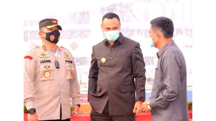 TINJAU OBJEK WISATA RTH LOGAS— Bupati Sijunjung Benny Dwifa Y bersama Kapolres AKBP Muhammad Ihkwan Lazuardi dan Kepala Kesbangpol David Rinaldo meninjau langsung Taman RTH Logas untuk dibuka kembali.