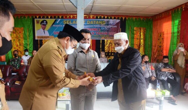 NOTA KESEPAKATAN—Anggota DPRD Beni Apero menyaksikan wabup menerima nota kesepakatan dari Nagari Rao Rao.