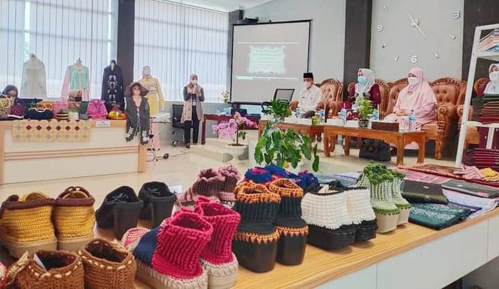 KUNJUNGI— Ketua Dekranasda Provinsi kunjungi sentra kerajinan IKM Payakumbuh