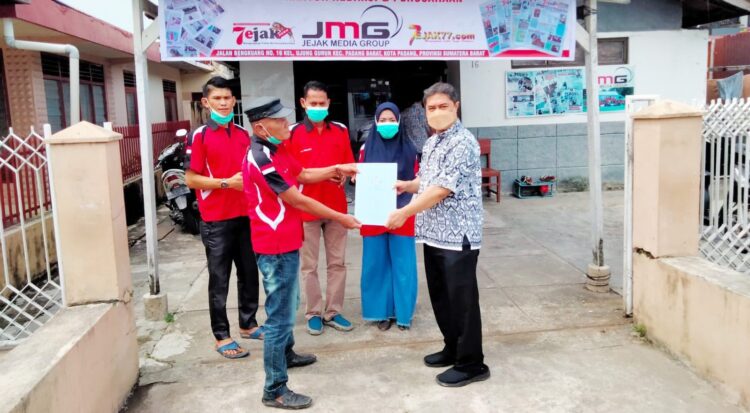 VERIFIKASI FAKTUAL Tim Verifikasi Faktual Dewan Pers mendatangi markas yang merupakan kantor redaksi serta perusahaan Jejak Media Group (JMG)   di Jalan Bengkuang Nomor 16 Ujung Gurun Kota Padang, Kamis (23/9).