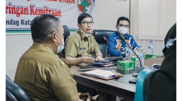 Disperindagkop Gelar Sosialisasi Pengembangan UMKM di Sawahlunto 1 SOSIALISASI— Disperindagkop Sawahlunto melakukan sosialisasi pengembangan usaha UMKM dengan jaringan kemitraan usaha ritail Transmart Padang.