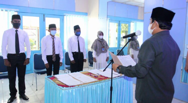 PELANTIKAN— Dirut Perumda Air Minum Tirta Sanjung Buana Doni Novriedi, SH melantik dan mengambil sumpah jabatan 4 pejabat baru di lingkungan Perumda.