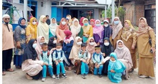 FOTO BERSAMA--Ketua TP-PKK Kabupaten Agam Ny. Yenni Andri Warman foto bersama saat melakukan meninjau perempuan inspiratif Agam.