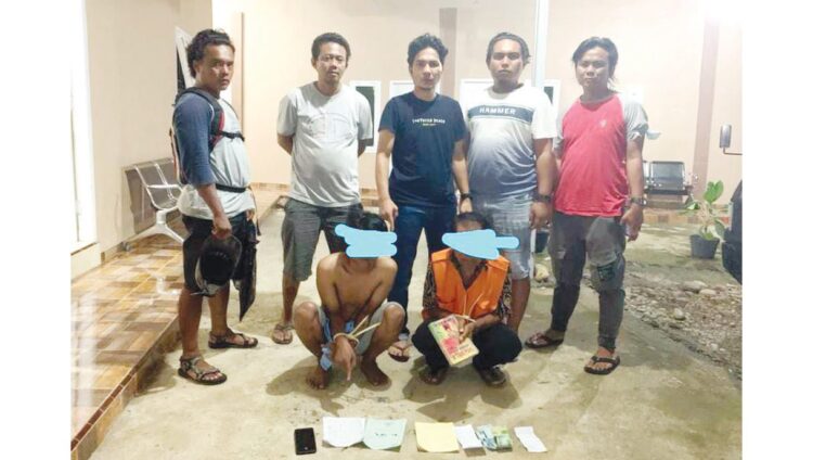 TOGEL— Pelaku T (67) dan FA (27) diamankan jajaran Satreskrim Polres Pessel lantaran terlibat dalam kasus perjudian jenis togel.