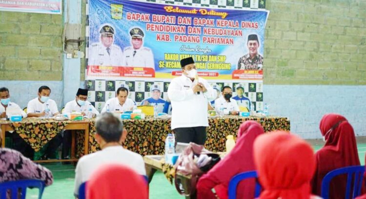 Bupati Padangpariaman, Suhatri Bur, kemarin,  bersilaturahmi dengan kepala sekolah dan pengawas TK/PAUD, SD dan SMP se Kecamatan Sungai Geringging.