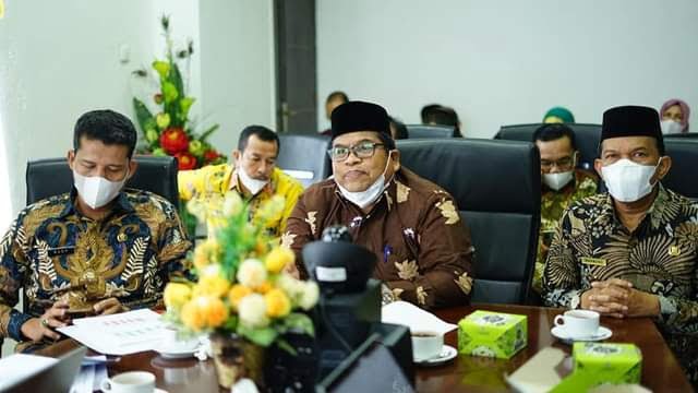 Bupati Padangpariaman Zoom Meeting dengan Kemenpan-RB, Akuntabilitas Kinerja Instansi Pemerintahan Dievaluasi 1 ACARA ZOOM MEETING—Bupati Padangapriaman Suhatri Bur saat acara zoom meeting didampingi wabup dan sekda.