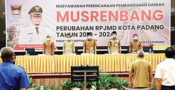 Permasalahan Kota Banyak, Pemko Padang harus Sigap, Syafrial Kani: Target Pembangunan harus Tercapai 1 MUSRENBANG— Ketua DPRD Kota Padang Syafrial Kani menghadiri Musrenbang terkait penyusunan rancangan perubahan Rencana Pembangunan Jangka Menengah Daerah (RPJMD) Kota Padang tahun 2019-2024.