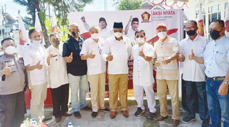 BERSAMA—Ketua DPC Partai Gerindra Kota Padang, SYAFRIAL KANI, SH, Sekretaris DPC Partai Gerindra Kota Padang Ir. ERIZAL SYAF, MM bersama dengan peserta vaksinasi.