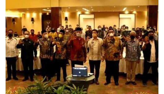 FOTO BERSAMA— Wali Kota Sawahlunto Deri Asta foto bersama dengan peserta Fokus Group Discussion (FGD) Geopark Ranah Minang di Hotel Mercure, Kota Padang.