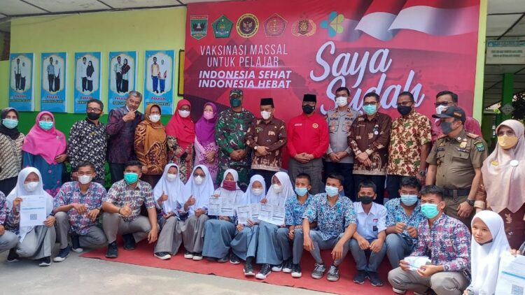 FOTO BERSAMA—Wakil Bupati Padangpariaman Rahmang foto bersama usai kegiatan vaksin massal kemarin.
