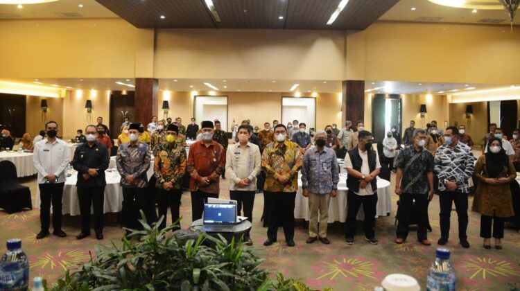 FOTO BERSAMA— Usai kegiatan Gubernur Sumbar Mahyeld ifoto bersama dengan para peserta.