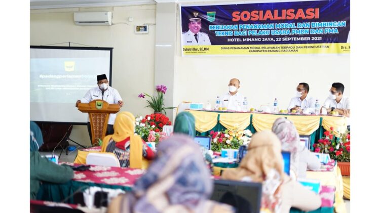 Giatkan Sosialisasi Penanaman Modal di Padangpariaman 1 SAMBUTAN—Bupati Padangpariaman Suhatri Bur berikan kata sambutan saat membuka acara.