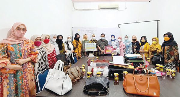SERAHKAN BANTUAN— Group Bunga Sumbar dan Komunitas Mayangsari memberikan bantuan untuk Laboratorium Fakultas Kedokteran Universitas Andalas (Unand), Selasa (21/9).