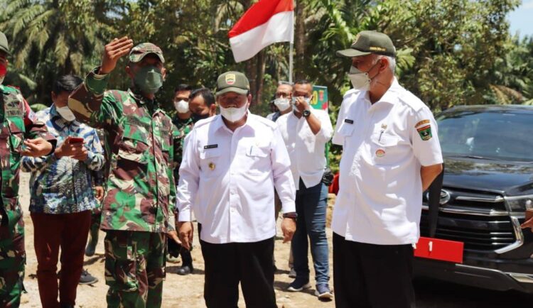 PEMBUKAAN TMMD— Gubernur Sumbar, Mahyeldi Ansharullah didampingi Kepala DPMD Sumbar, Amasrul bersama Dandim 0304/Agam Letkol Arh Yosip Brozti Dadi, membuka TMMD ke-112 di Kabupaten Agam, Rabu (15/9).
