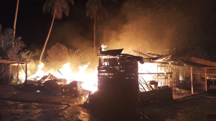 KEBAKARAN— Api dengan cepat membesar dan membakar bangunan gudang perabot beserta isinya.