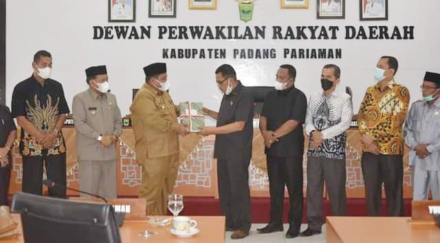 Suhatri Bur Hadiri Paripurna Perubahan 2021 1 SERAHKAN—Bupati Padangpariaman Suhatri Bur saat menyerahkan berkas parubahan kepada ketua DPRD.
