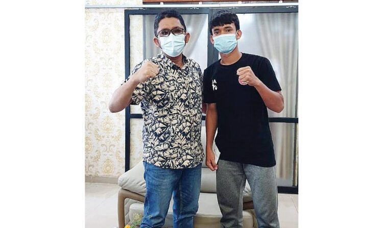 BERTEMU—Wali Kota Padang, Hendri Septa bertemu dengan Jerimy Arianto (18) yang terpanggil mengikuti Pelatnas dalam persiapan Timnas untuk Piala Dunia.