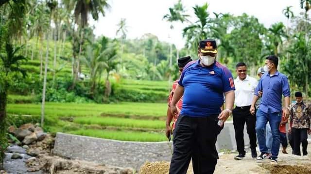 Hasil Masyarakat Tani Meningkat, Ekonomi Berjaya di Padangpariaman 1 Bupati Padangpariaman Suhatri Bur, kemarin, meninjau langsung pengerjaan bendungan Batang Sungai Limau di Korong Kalawi Nagari Sungai Sirah Kuranji Hulu, Kabupaten Padangpariaman.