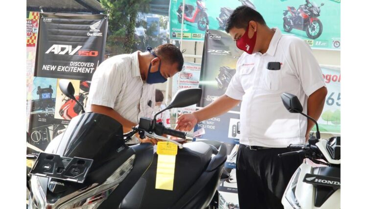 PAPARKAN-Sales marketing PT Menara Agung memaparkan fitur-fitur dan kelebihan Honda PCX kepada konsumen.