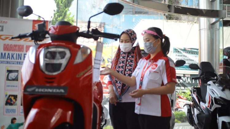LAYANI KONSUMEN-Sales Marketing Menara Agung tengah melayani konsumen saat pembelian Honda Genio di showroom Jalan Veteran.