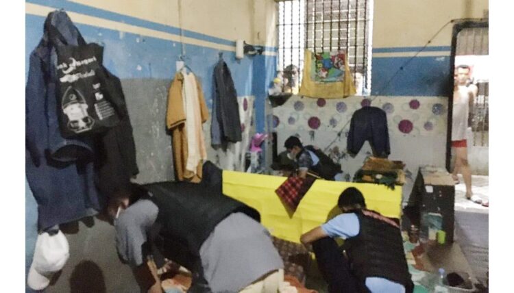 RAZIA RUTIN— Petugas Rumah Tahanan (Rutan) Kelas IIB Padang melakukan razia di seluruh kamar warga binaan, Sabtu (4/9) malam. Petugas masih menemukan sejumlah barang yang dilarang, seperti handphone disimpan warga binaan.