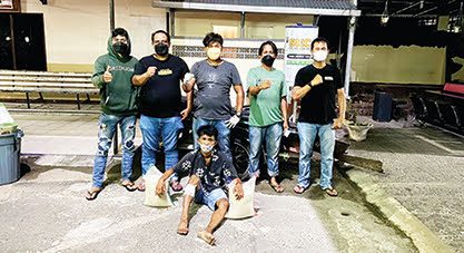 DITEMBAK— Melawan saat akan ditangkap, ARD (25)  terduga pencuri toko sembako ditembak kakinya oleh tim Klewang Satreskrim Polresta Padang. Dari pengakuannya, pelaku telah beraksi di 3 TKP.