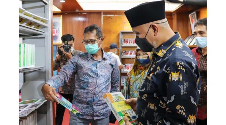 IP CORNER— Launching IP Corner dihadiri langsung Irwan Prayitno serta Gubernur Sumbar, Mahyeldi Ansharullah, Sabtu (4/9). Ikut hadir hadir Anggota DPR RI, Nevi Zuairina.