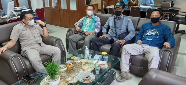 KUNJUNGAN KOMISIONER KPID—  Kepala Dinas Kominfotik Provinsi Sumbar, Jasman menerima perwakilan Komnas LP-KPK bersama Komisioner KPID Sumbar, Selasa (31/8).