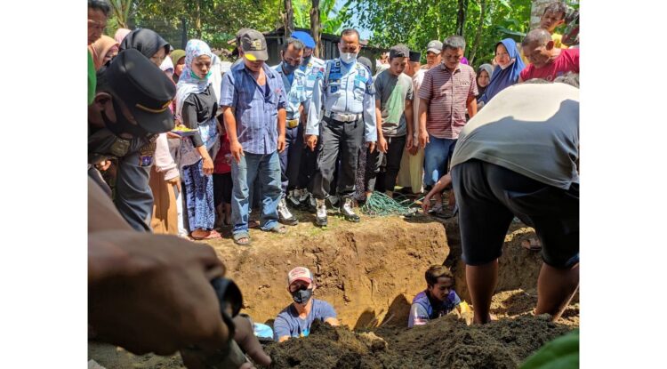 PEMAKAMAN— Terlihat jasad Doni Chandra saat dimasukkan ke dalam liang lahat di perkuburan keluarga usai dijalankan fardhu kifayah, Jumat (17/9). Jenazah Doni dikebumikan setelah identitasnya berhasil terungkap usai tes DNA dilakukan Tim DVI Mabes Polri.