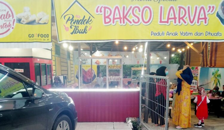 Sensasi Bakso Larva di Pondok Ibuk, Makan Bakso sekaligus Beramal untuk Anak Yatim dan Dhuafa 1 Pondok Ibuk— Salah satu kuliner yang bisa menggugah selera hadir di Kota Padang. ”Pondok Ibuk” yang menyediakan menu spesial Bakso Larva.