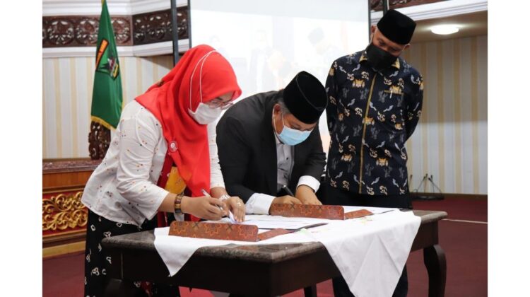 Daerah Rawan Bencana, Gubernur Sumbar Dorong Sinergi Pemerintah dengan IAI 1 TEKEN MOU— Gubernur Sumbar Mahyeldi Ansharullah menyaksikan penandatanganan kerja sama MoU yang dilakukan Universitas Eka Sakti dan IAI Sumbar.