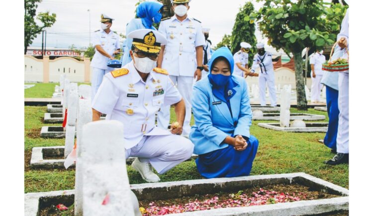 Hari Jadi ke-76 TNI-AL, Berbagai Kegiatan Digelar di kota Padang 1 ZIARAH MAKAM— Danlantaal II Laksamana Pertama TNI Hargianto. S.E.,M.M.,S. Ketua Korcab II DJA I . Ny Santi Diansari Hargianto dan prajurit mengunjungi TMP Lolong, kemarin.