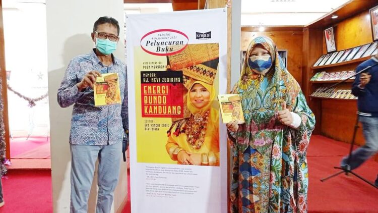 PELUNCURAN—Anggota DPR RI, Nevi Zuairina bersama suami, mantan Gubernur Sumbar, Irwan Prayitno saat peluncuran Buku Memoar Hj. Nevi Zuairina berjudul “Energi Bundo Kanduang”, Sabtu (4/9) di Gedung Perpustakaan Dinas Kearsipan dan Perpustakaan Provinsi Sumbar.