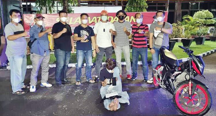 PENCURI DITANGKAP— Remaja berinisial MRA ditangkap Tim Klewang Satreskrim Polresta Padang lantaran melakukan pencurian emas di rumah sepupu.