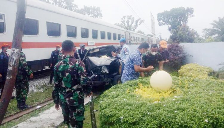 OLAH TKP— Polisi melakukan olah TKP mobil pikap berpelat merah yang ditabrak KA Sibinuang di dekat gerbang Lanud Sutan Syahrir.