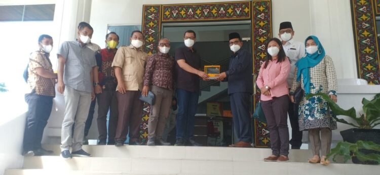 Wakil Ketua Anton Yondra didampingi Wakil Ketua  Bapemperda Mhd  Haekal SH dan Sekwan Elizar. SH menerima kunjungan kerja DPRD Kabupaten Kepulauan Meranti, Provinsi Riau, Jum’at (10/9) diruang Komisi II.