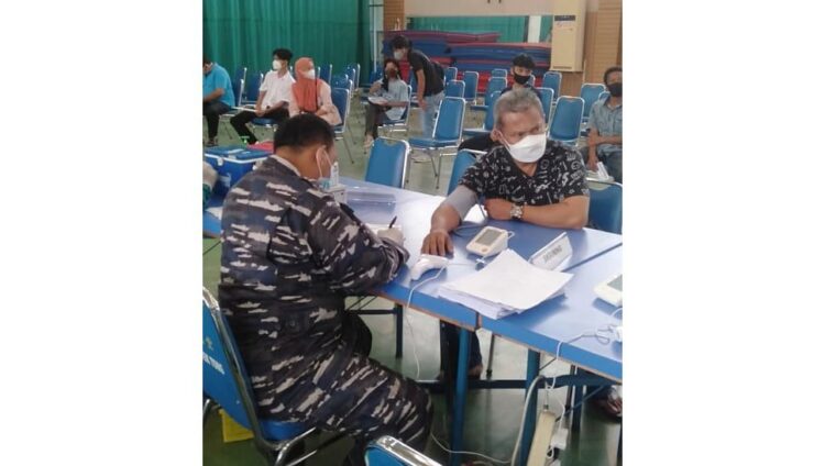 Tiga Nakes Berkolaborasi di kota Padang, 262 Warga Divaksin 1 PERIKSA—Anggota Diskes Lantamal periksa tensi calon penerima vaksin.