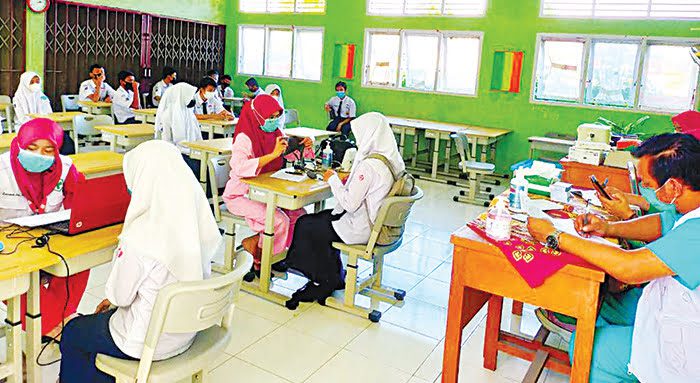 VAKSINASI PELAJAR— Ratusan pelajar SMPN 21 antusias mengikuti vaksinasi yang dilakukan di sekolah mereka, Kamis (9/9).