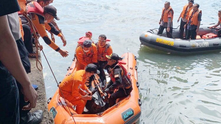 EVAKUASI KORBAN— Tim SAR gabungan mengevakuasi jasad remaja yang tewas tenggalam di Pantai Padang usai ditemukan.